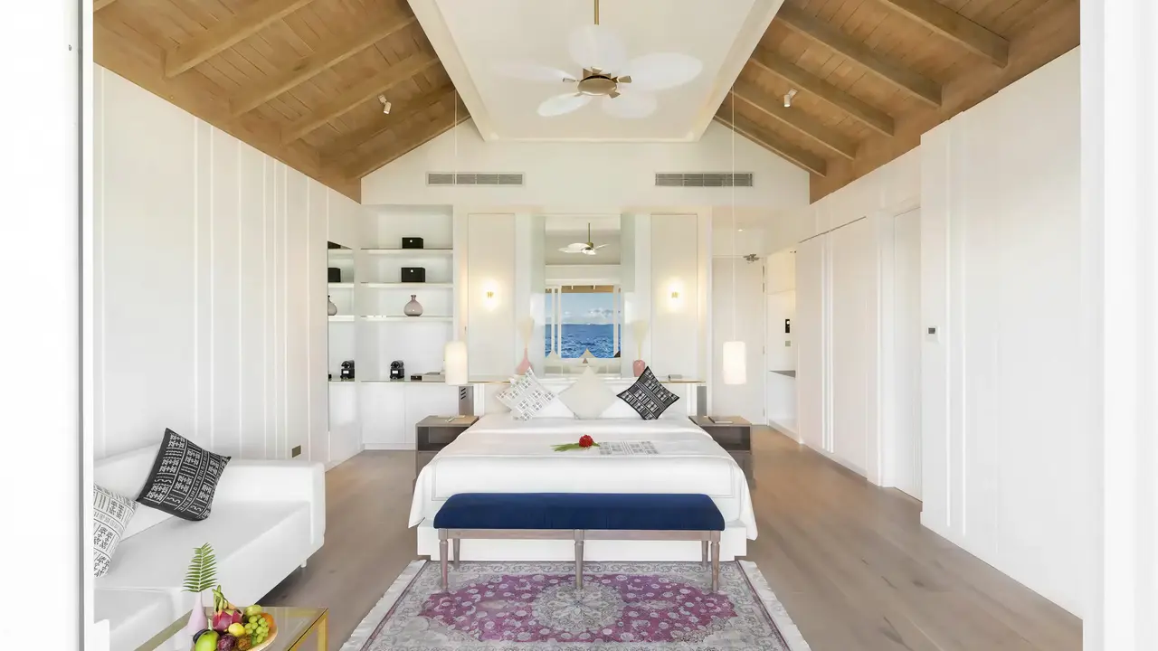 Jasna sypialnia w hotelu Bandos Maldives