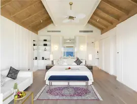 Jasna sypialnia w hotelu Bandos Maldives