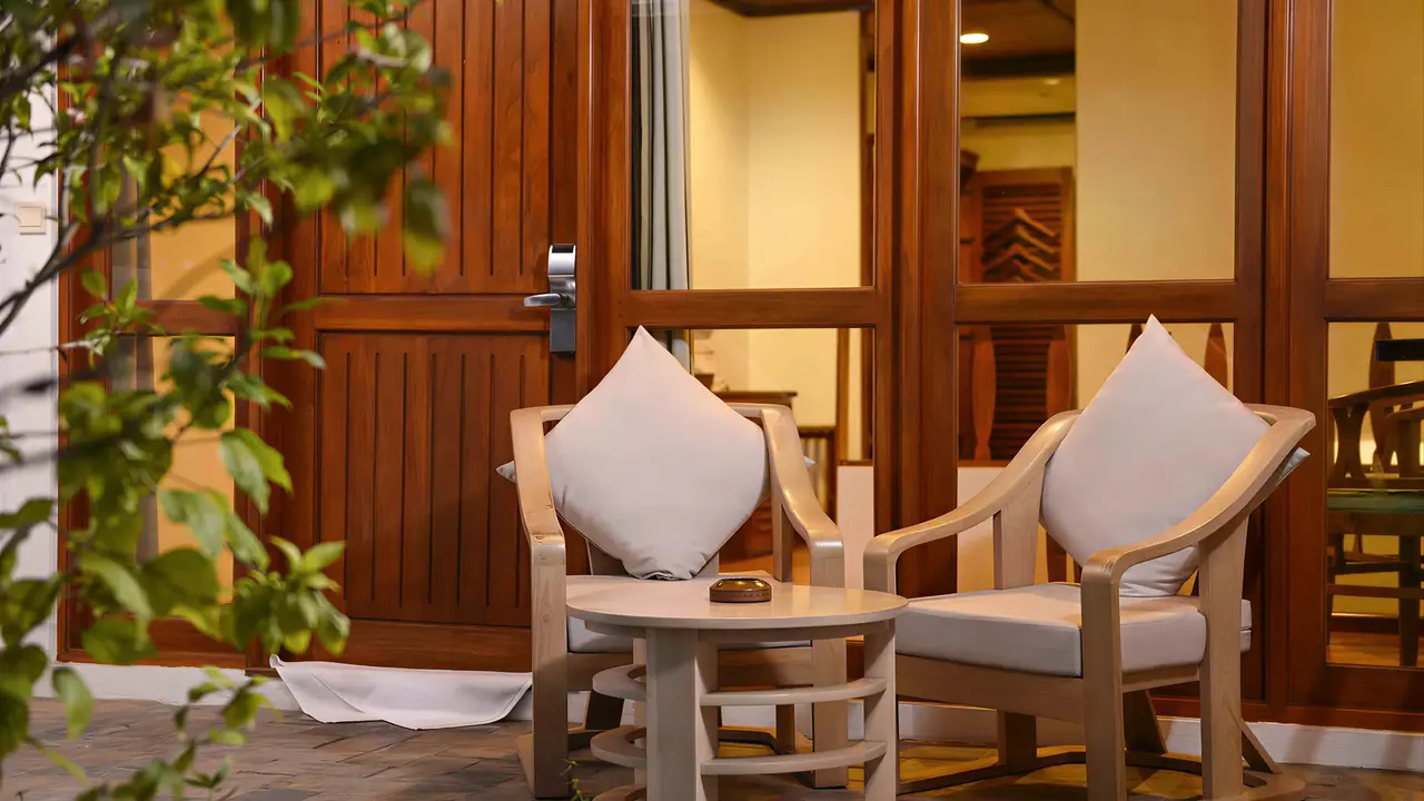 Prywatny taras z meblami w Bandos Maldives