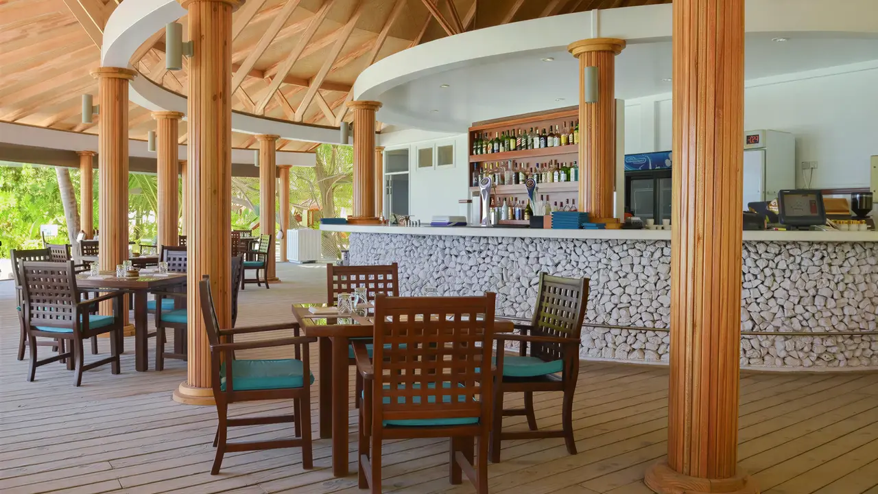 Bar z drewnianym tarasem w Bandos Maldives