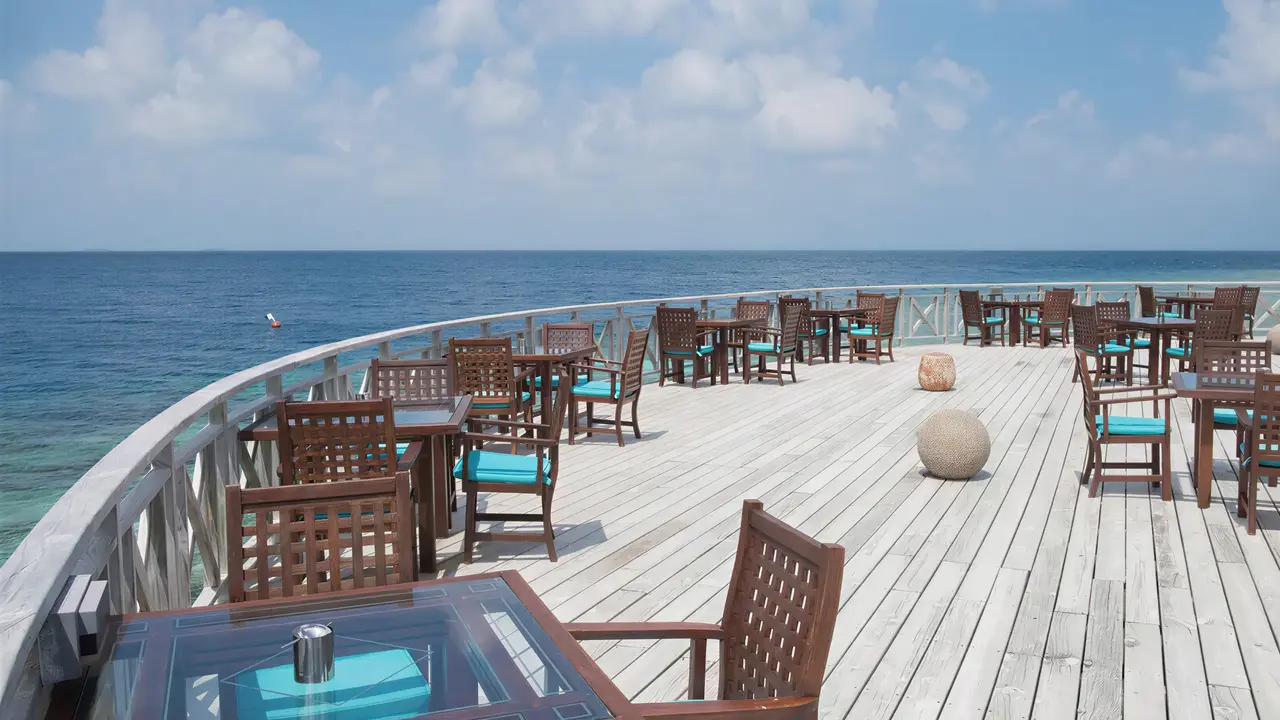 Taras nad wodą w Bandos Maldives z meblami