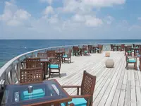 Taras nad wodą w Bandos Maldives z meblami
