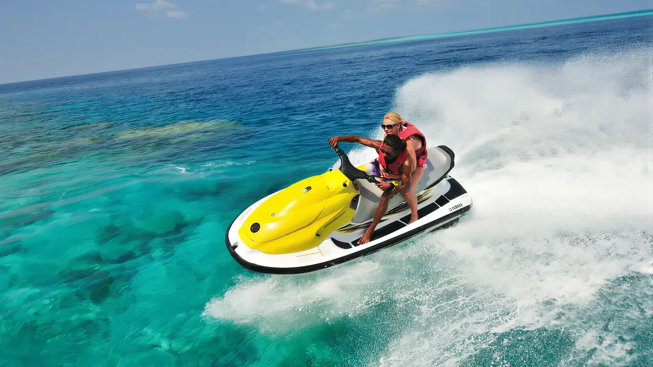 Osoby na skuterze wodnym w Bandos Maldives