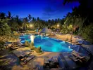 Podświetlony basen z leżakami w Bandos Maldives