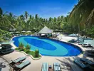 Basen i leżaki w Bandos Maldives