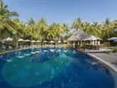 Basen z leżakami i parasolami w Bandos Maldives