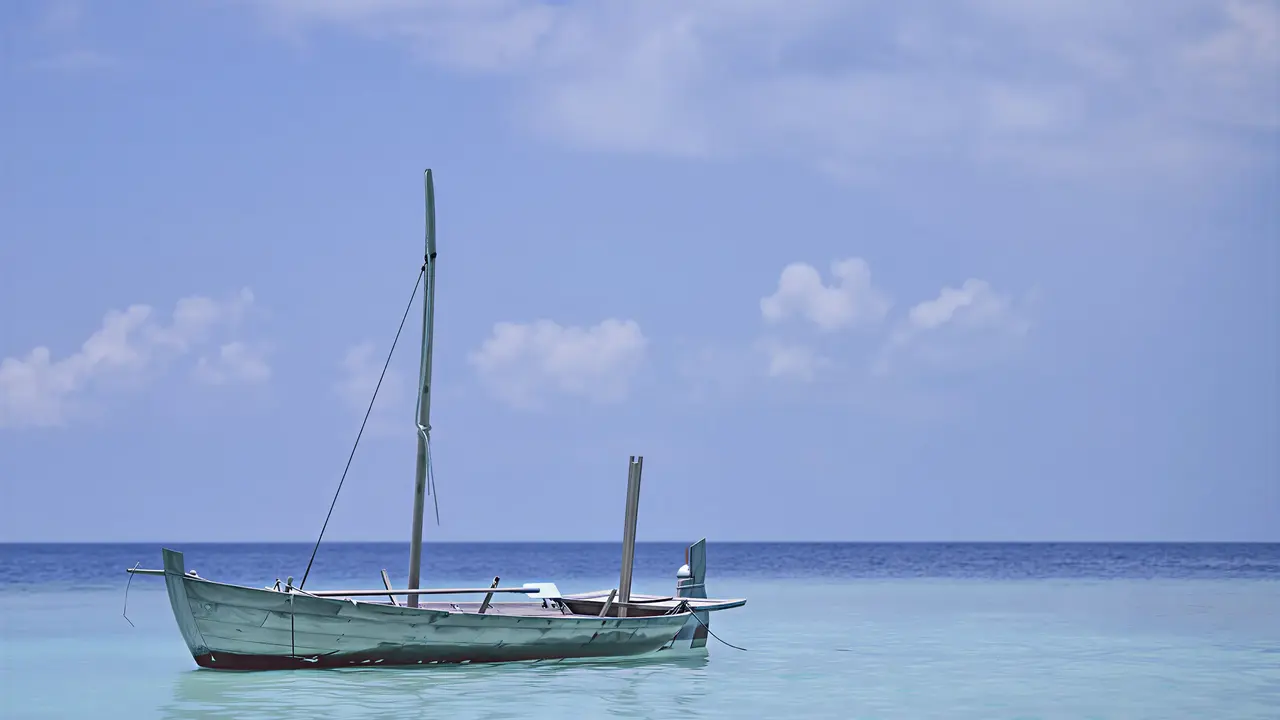 Łódź na wodzie przy Bandos Maldives