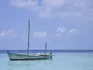 Łódź na wodzie przy Bandos Maldives