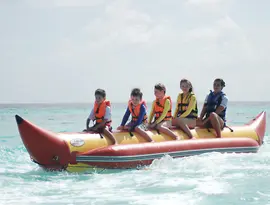 Goście Bandos Maldives na bananach na wodzie