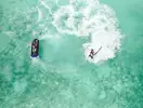 Skutery wodne w turkusowej wodzie przy Bandos Maldives
