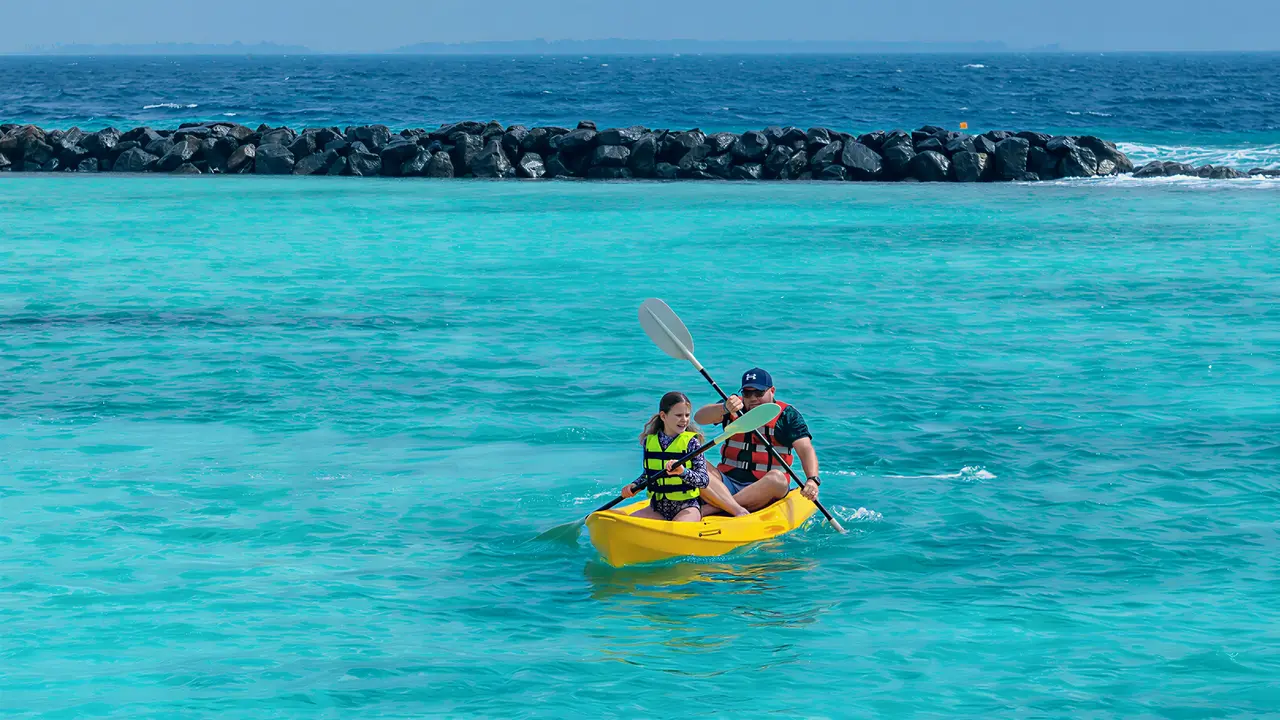 Osoby w kajaku w Bandos Maldives