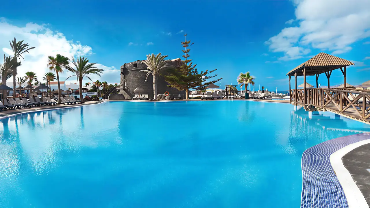 Basen w hotelu Barcelo Fuerteventura Castillo z leżakami