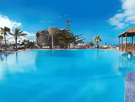 Basen w hotelu Barcelo Fuerteventura Castillo z leżakami