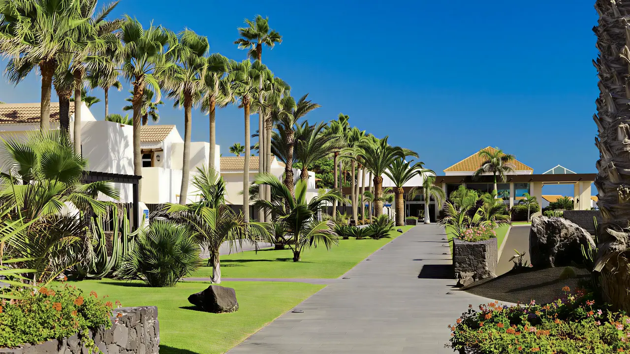 Widok na budynki i ścieżkę w Barcelo Fuerteventura Castillo