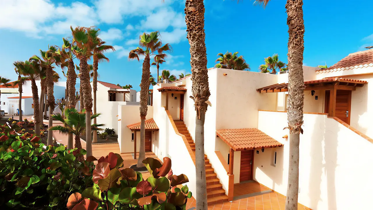 Białe budynki i palmy w Barcelo Fuerteventura Castillo