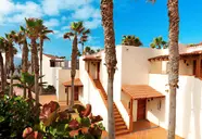 Białe budynki i palmy w Barcelo Fuerteventura Castillo