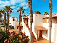 Białe budynki i palmy w Barcelo Fuerteventura Castillo