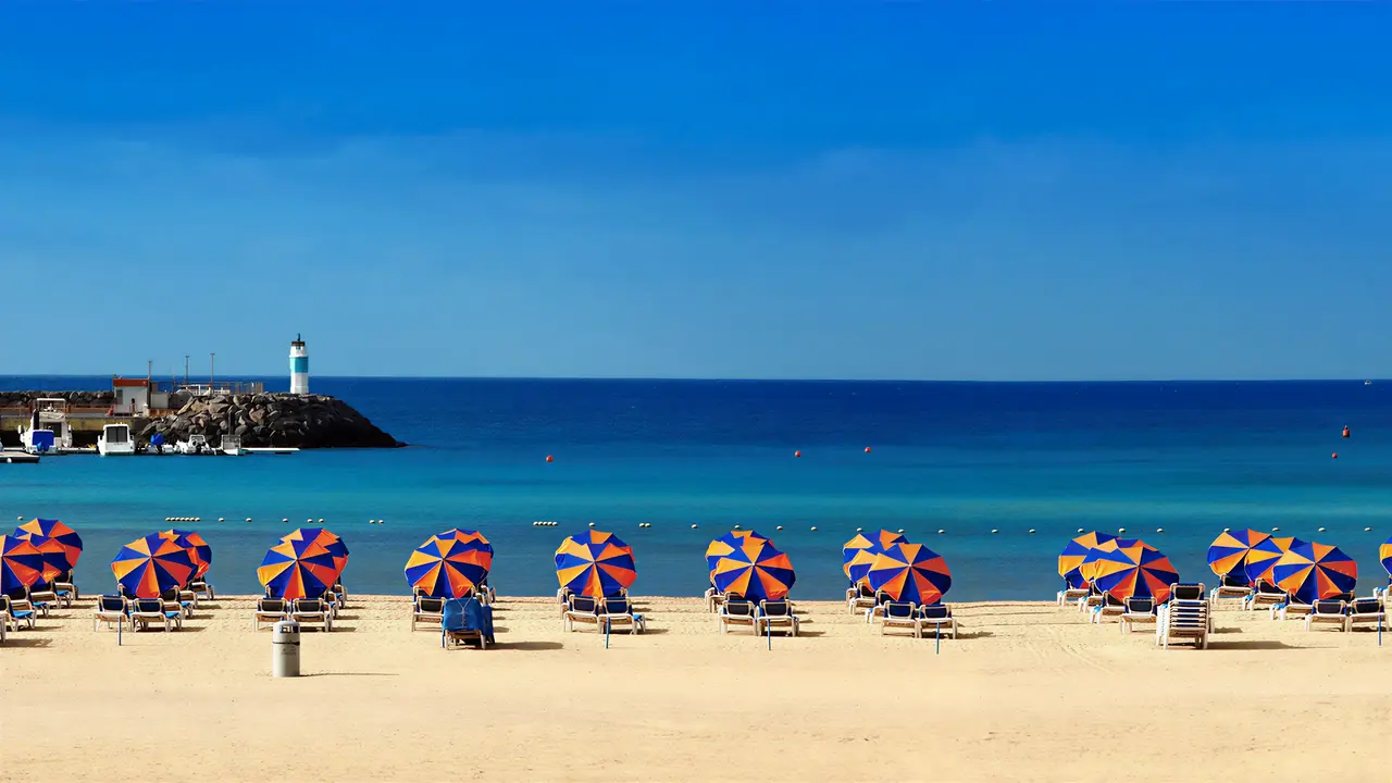 Plaża z leżakami i parasolami w Barcelo Fuerteventura Castillo