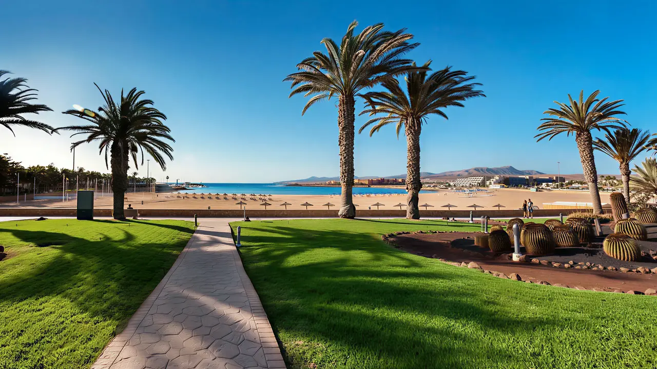 Plaża z parasolami w Barcelo Fuerteventura Castillo