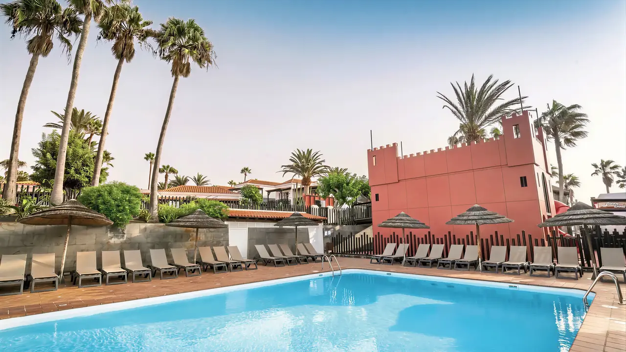 Basen z leżakami w hotelu Barcelo Fuerteventura Castillo