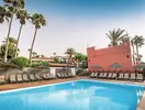 Basen z leżakami w hotelu Barcelo Fuerteventura Castillo