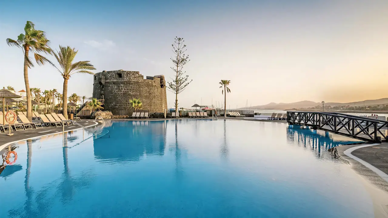 Basen w hotelu Barcelo Fuerteventura Castillo z widokiem na mury