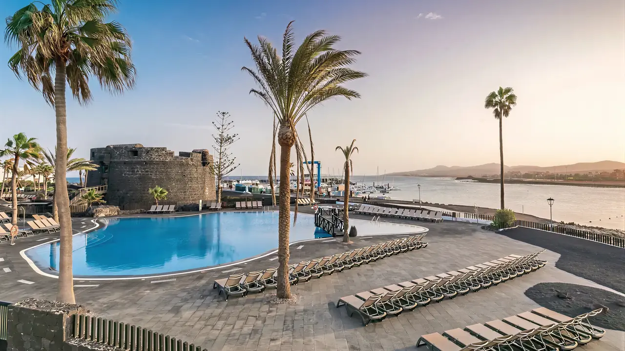 Basen z leżakami w Barcelo Fuerteventura Castillo