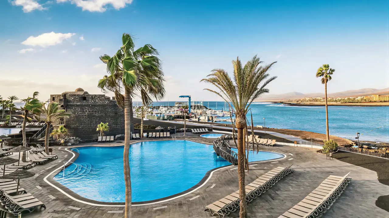 Basen z leżakami w hotelu Barcelo Fuerteventura Castillo