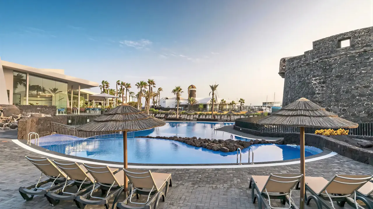 Basen z leżakami i parasolami w Barcelo Fuerteventura Castillo