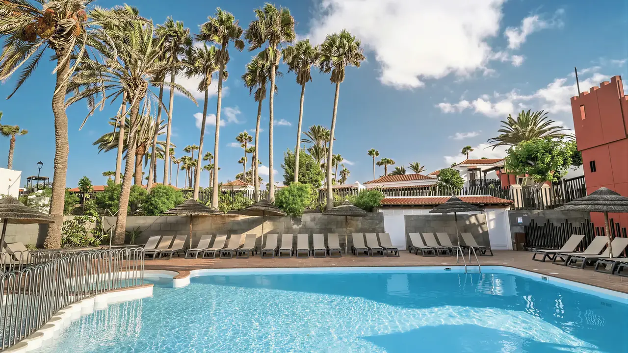 Basen z leżakami w hotelu Barcelo Fuerteventura Castillo