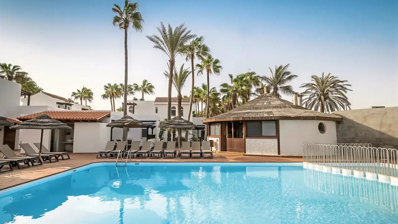Basen z leżakami i palmami w Barcelo Fuerteventura Castillo