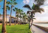 Elewacja budynku Barcelo Fuerteventura Castillo z palmami i chodnikiem