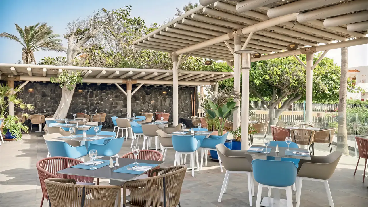 Stolik restauracyjny na tarasie w Barcelo Fuerteventura Castillo