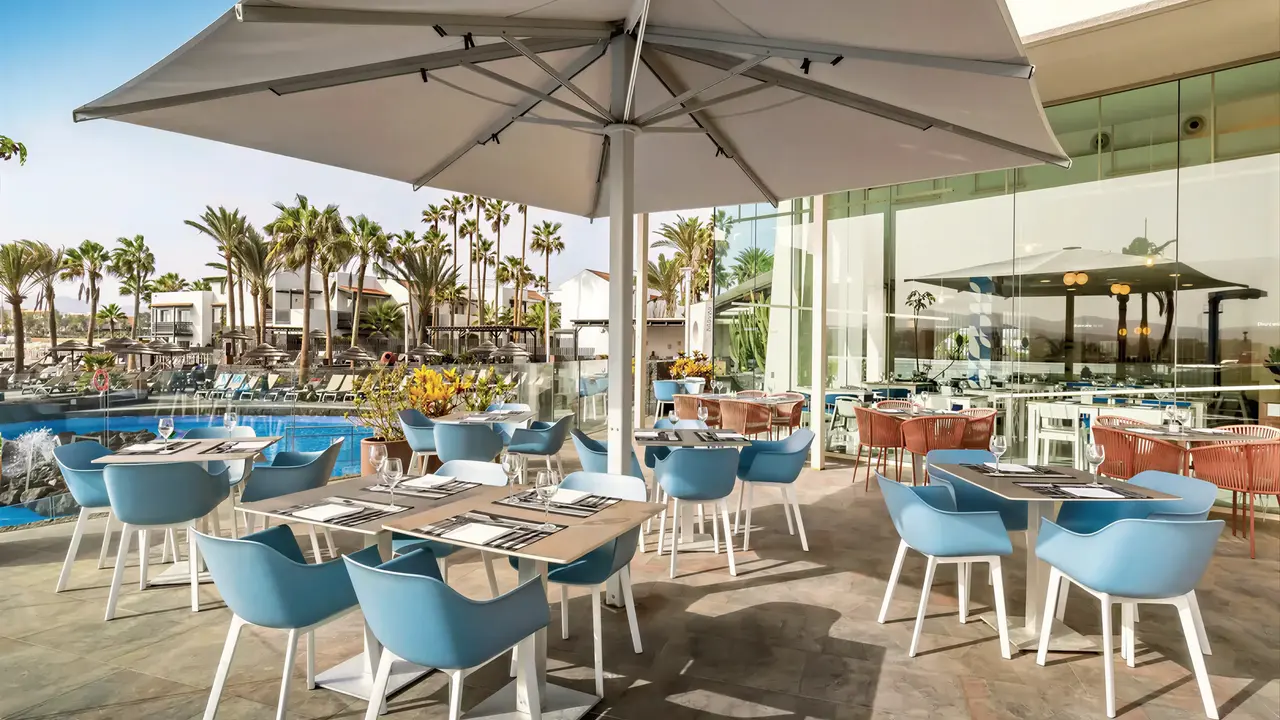 Taras restauracyjny w Barcelo Fuerteventura Castillo z białym parasolem