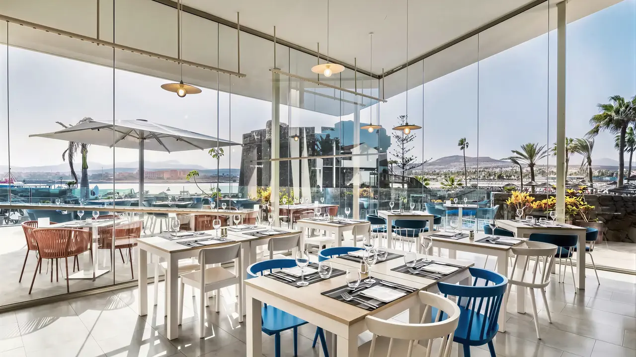 Jasna restauracja w Barcelo Fuerteventura Castillo z widokiem na zewnątrz