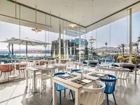 Jasna restauracja w Barcelo Fuerteventura Castillo z widokiem na zewnątrz