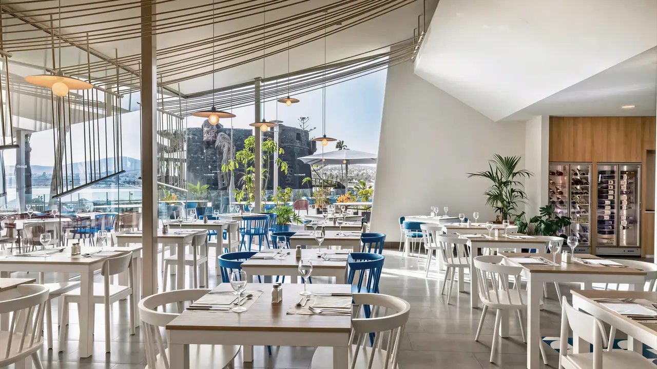 Jasna restauracja z białymi stołami w Barcelo Fuerteventura Castillo