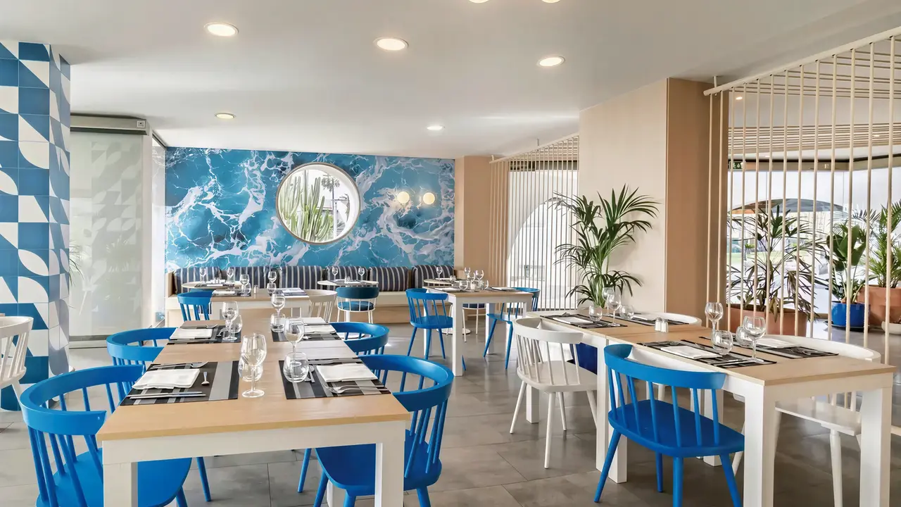Restauracja w Barcelo Fuerteventura Castillo z niebieskimi krzesłami