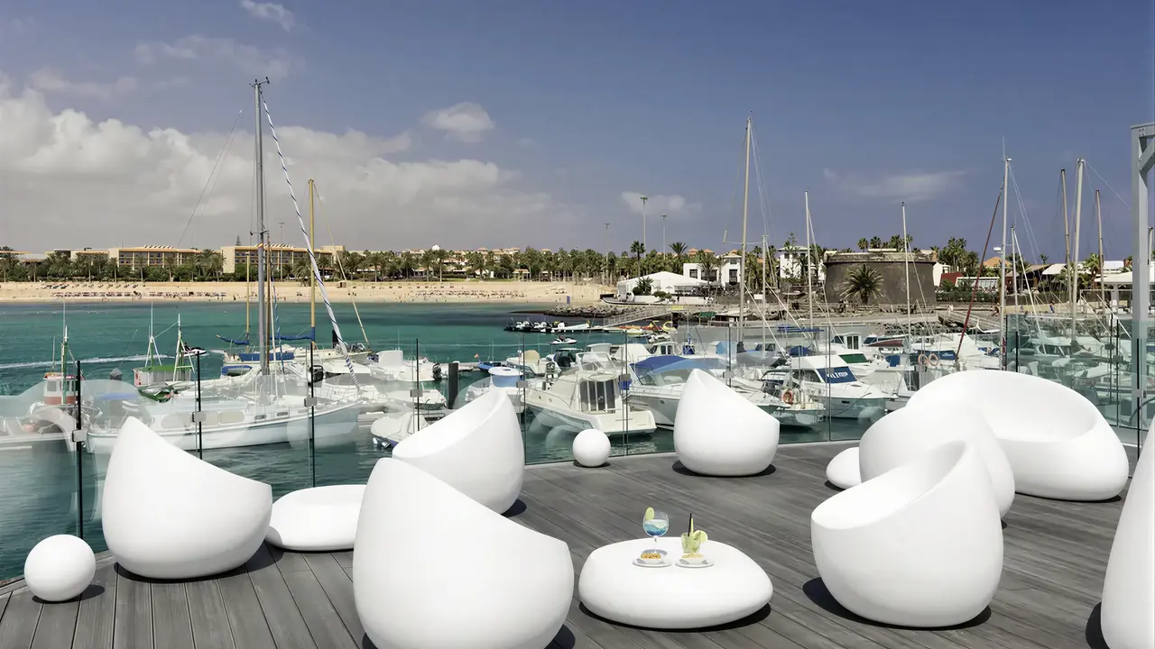 Nowoczesny taras nad wodą w Barcelo Fuerteventura Castillo