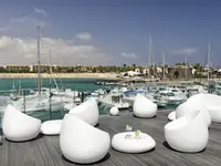 Nowoczesny taras nad wodą w Barcelo Fuerteventura Castillo