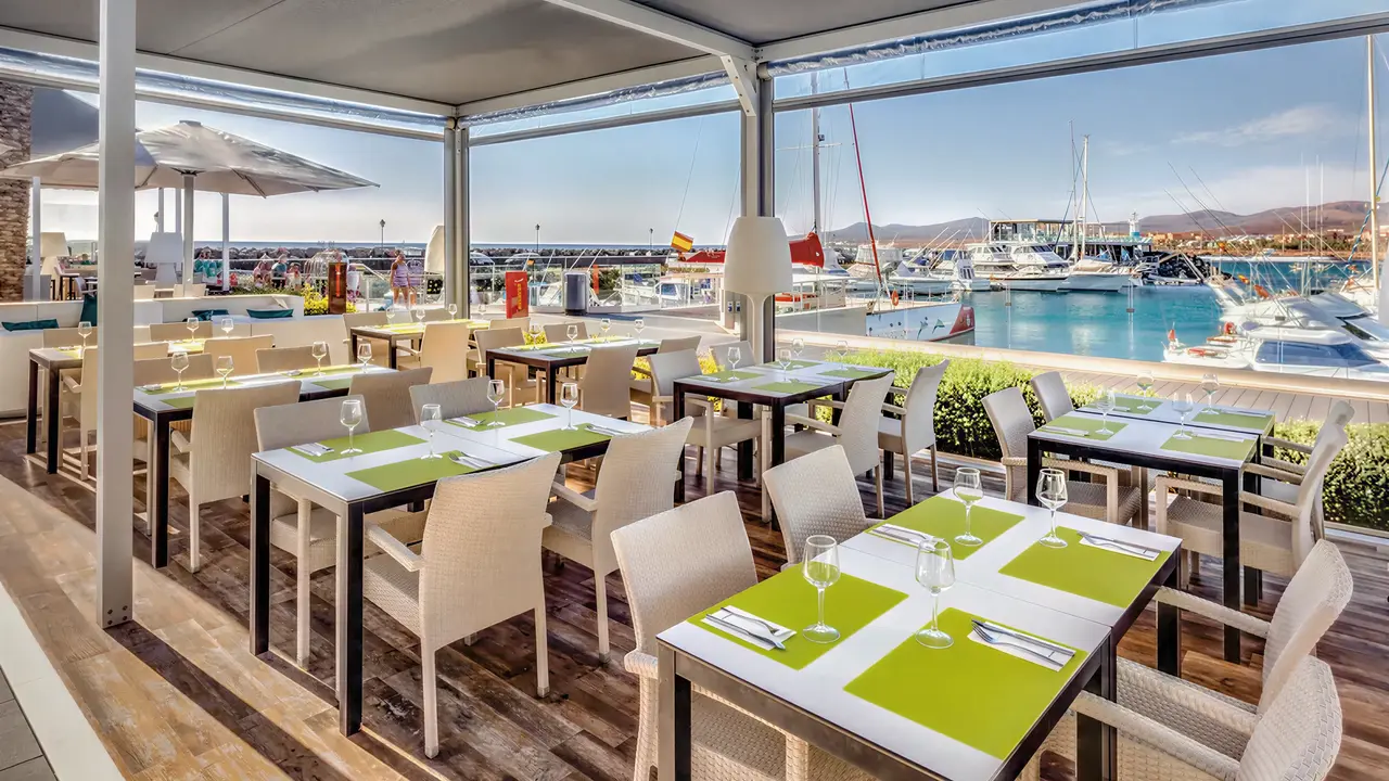 Restauracja w Barcelo Fuerteventura Castillo z widokiem na port