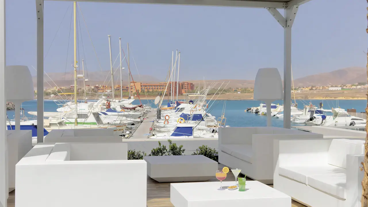 Taras z widokiem na port w Barcelo Fuerteventura Castillo