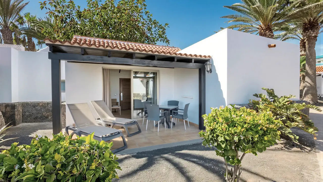 Prywatny taras z leżakami w Barcelo Fuerteventura Castillo