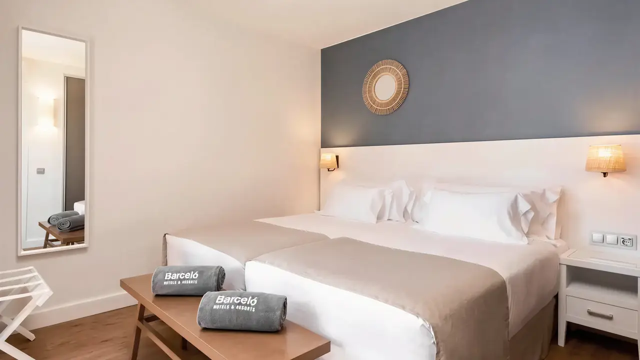 Sypialnia z podwójnym łóżkiem w Barcelo Fuerteventura Castillo