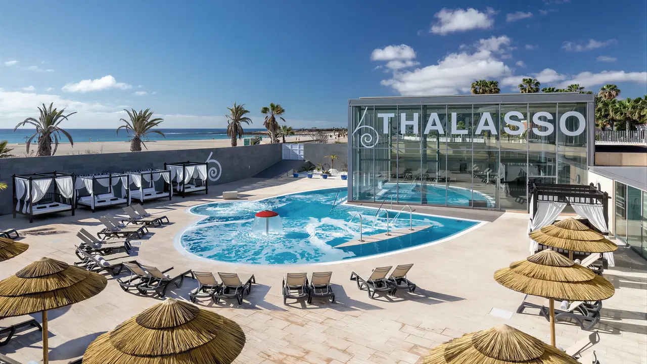 Basen i leżaki w Barcelo Fuerteventura Castillo