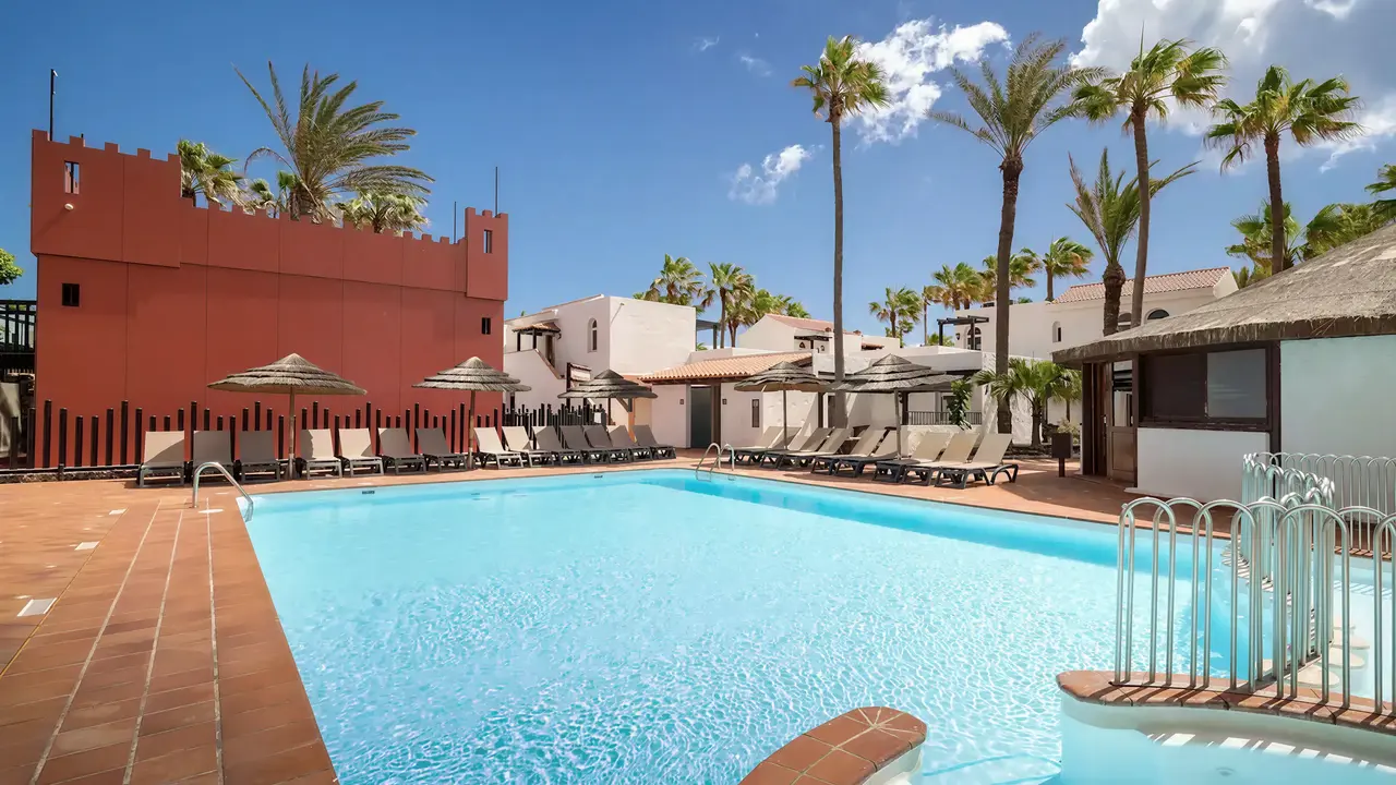 Basen z leżakami w Barcelo Fuerteventura Castillo