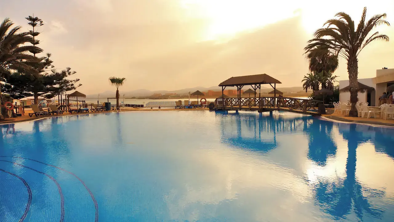 Basen zewnętrzny w hotelu Barcelo Fuerteventura Castillo