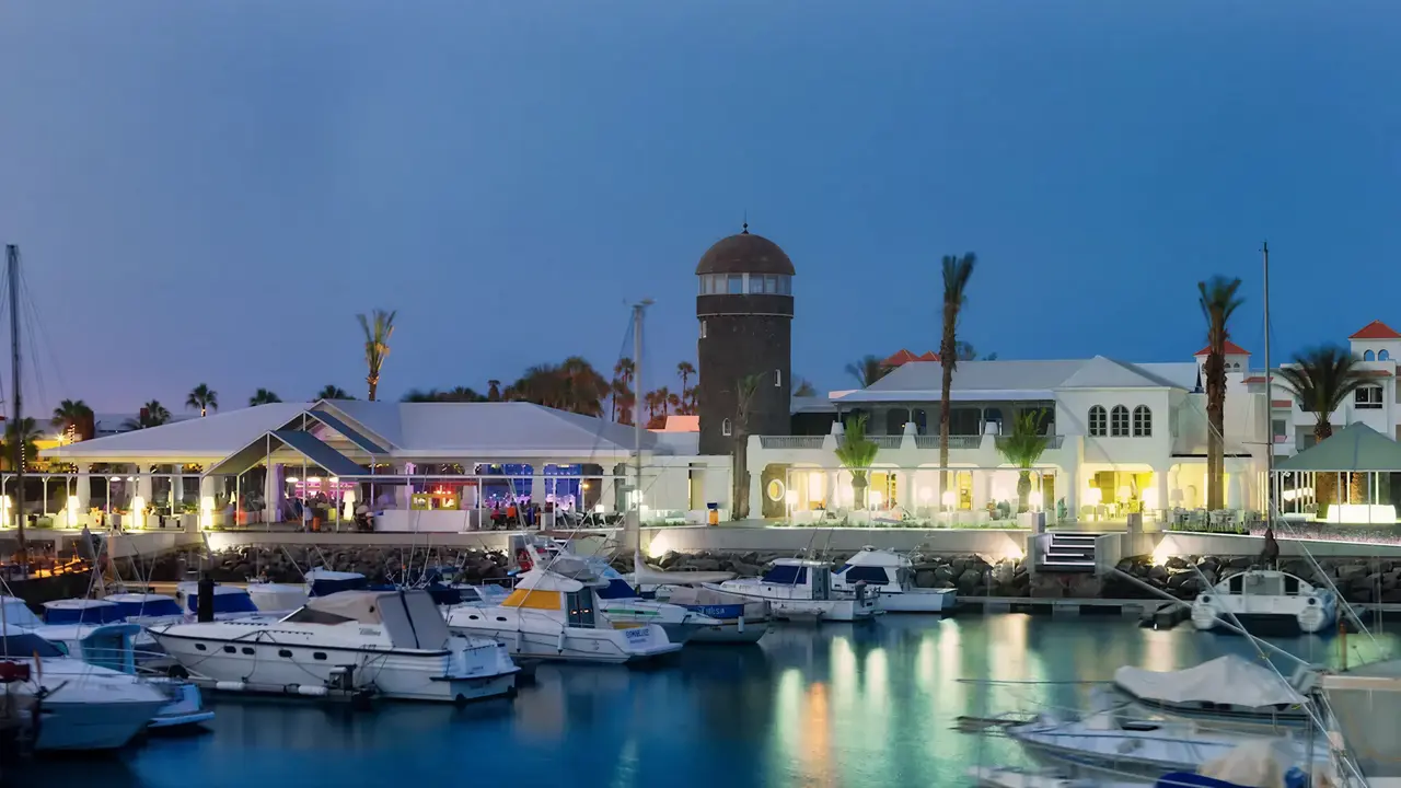 Widok na budynki i marinę w Barcelo Fuerteventura Castillo