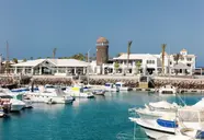 Widok na budynki Barcelo Fuerteventura Castillo przy marinie