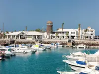 Widok na budynki Barcelo Fuerteventura Castillo przy marinie